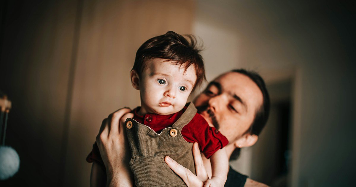 Una madre sostiene a su hijo; fotografía ilustrativa